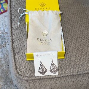 KENDRA SCOTT ADDIE DROP EARRINGS
